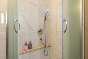 Double Room | Bathroom shower - Merulana Suite 2 (Rome)