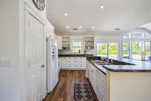 Fridge, microwave, oven, stovetop - Oceanside: Private Pool, Hot Tub, Game Room, Dog Friendly! Sat-Sat (Corolla)