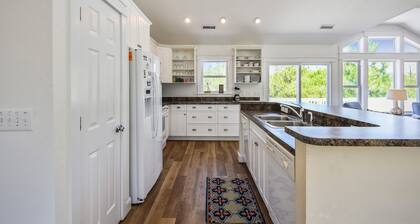 Oceanside: Yksityinen uima-allas, poreallas, pelihuone, koiraystävällinen! La-la