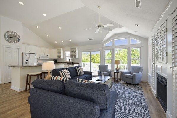 TV, table tennis - Oceanside: Private Pool, Hot Tub, Game Room, Dog Friendly! Sat-Sat (Corolla)