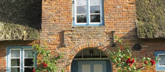 Arredate in modo confortevole appartamento in casa di paglia con ampio giardino