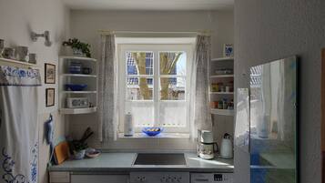 Fridge, stovetop, coffee/tea maker, electric kettle