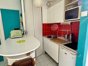 Køleskab, mikrobølgeovn, kogeplade, kaffe-/temaskine