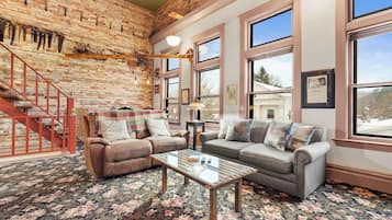 TV, fireplace