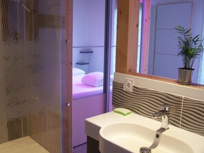 Shower, free toiletries, soap, shampoo