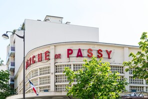 Exterior detail - Colourful on rue Singer, by Veeve (Paris)