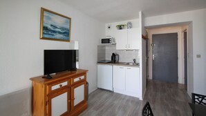 Coffee/tea maker, fridge, microwave, electric kettle - Appartement 2 Pièces à Canet avec Vue Mer (Canet-en-Roussillon)