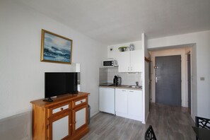 Fridge, microwave, coffee/tea maker, electric kettle