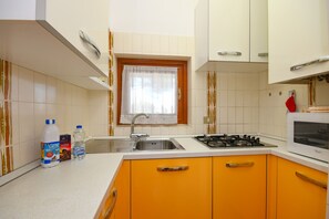 Kühlschrank, Mikrowelle, Wasserkocher mit Kaffee-/Teezubehör