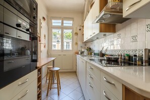 Fridge, microwave, oven, stovetop - Avenue to the Eiffel Tower, by Veeve (Paris)