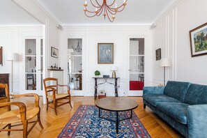 TV - Avenue to the Eiffel Tower, by Veeve (Paris)