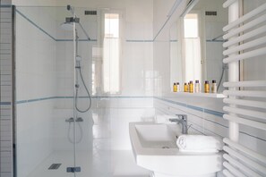 Tina, amenidades de baño gratuitas, secadora de cabello, toallas 