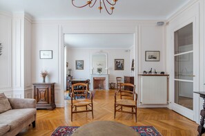 Interior - Avenue to the Eiffel Tower, by Veeve (Paris)