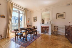 Dining - Avenue to the Eiffel Tower, by Veeve (Paris)