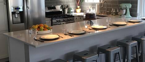 冷蔵庫、電子レンジ、オーブン、コンロ