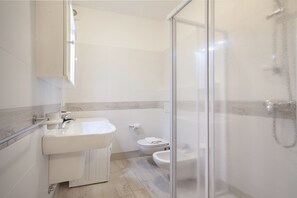 Shower, hair dryer, bidet, towels - Apartment Rosa Cinderella With Pool (Lazise)