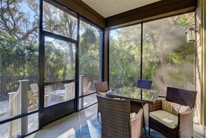 Dining - Garden Cottage 01 - This 3 bedroom, 3.5 bathroom professionally decorated (Jekyll Island)