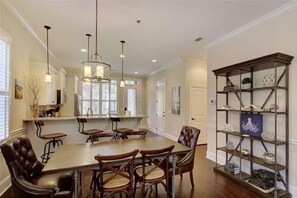 Dining - Garden Cottage 01 - This 3 bedroom, 3.5 bathroom professionally decorated (Jekyll Island)