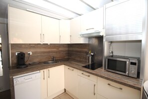 Een koelkast, een magnetron, een oven, een vaatwasser