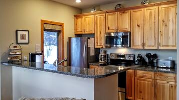 Een koelkast, een magnetron, een oven, een kookplaat