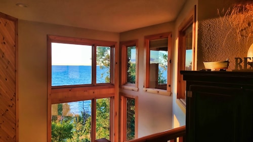 Peaceful 2 Bedroom Retreat with Lake Superior Sunrise Views. Near 3 State Parks!