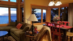 Smart TV, fireplace, DVD player, books
