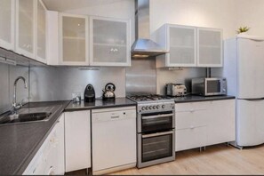 Stovetop, dishwasher - Carters Buildings Clifton Village (Bristol)