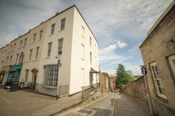 Vista frontal de la propiedad