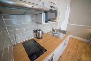 Private kitchen - Lower Park Apartments Studio 5 (Bristol)