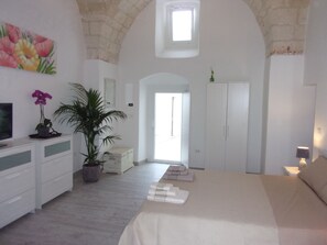 1 bedroom, bed sheets -  Double room, garden swimming-pool, Nardò, Lecce, Salento, Puglia. (Nardò)