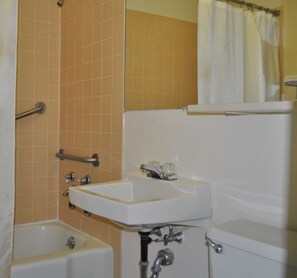 Combined shower/tub, free toiletries, towels