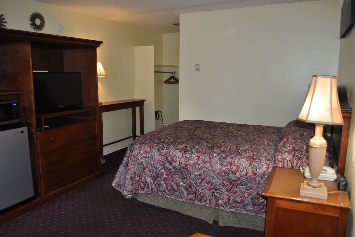 Classic Room, 1 Queen Bed, Refrigerator & Microwave