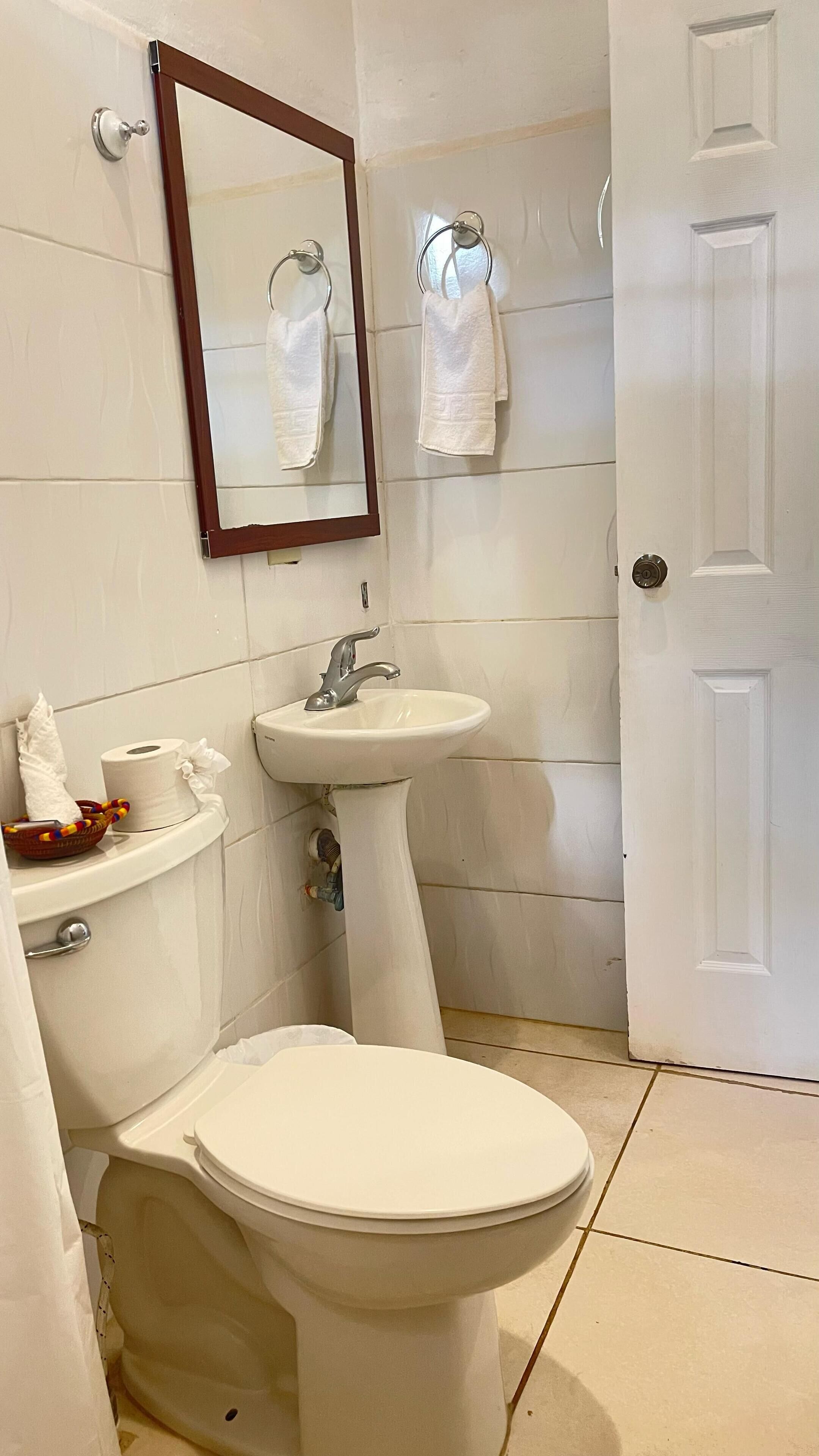deluxe single room | bathroom | shower, free toiletries, towels