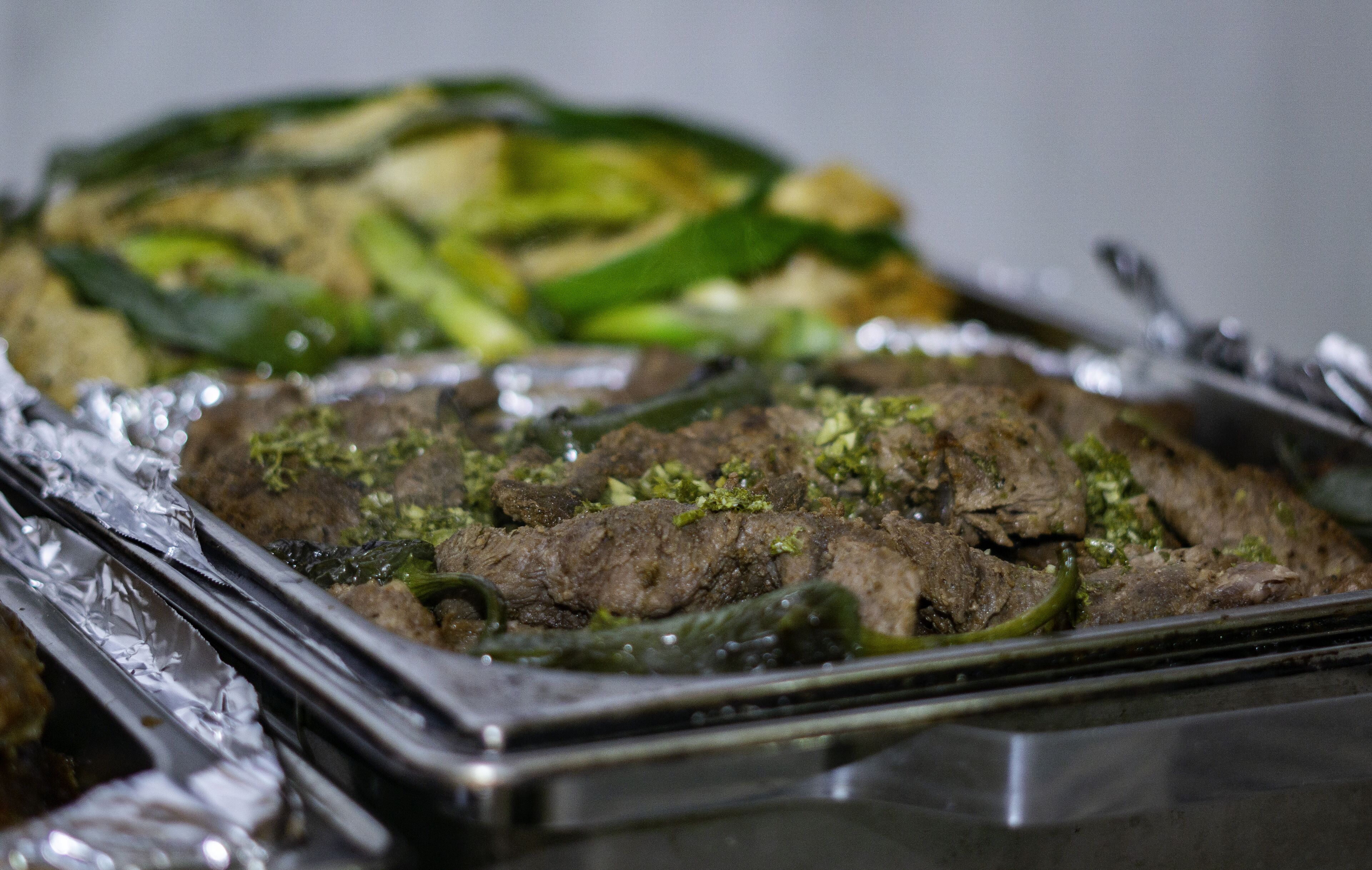 Uma bandeja com carne cozida e legumes, provavelmente para uma refeição.