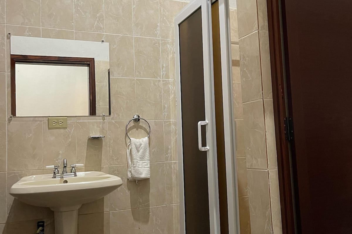 cabin | bathroom | shower, free toiletries, towels