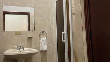 Ducha, artículos de tocador gratuitos, toallas