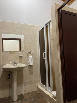 Basic Cabin | Bathroom