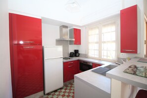 Refrigerador, microondas, horno y cafetera y tetera 