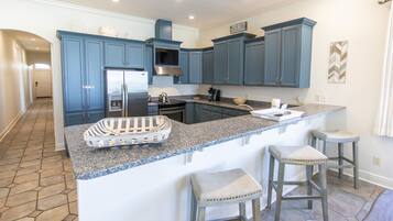 KĂŒhlschrank, Mikrowelle, Ofen, Herdplatte