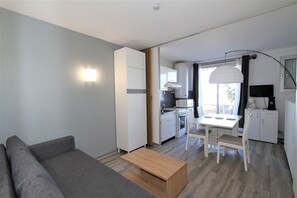 Unclassified image, 3 of 10, button