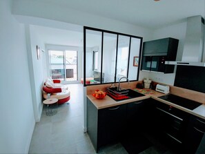 Jääkaappi, mikroaaltouuni, uuni, liesi