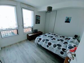 2 bedrooms, desk, iron/ironing board, travel crib