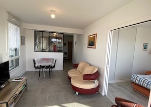Smart TV, DVD player, stereo, offices