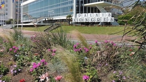 A modern building with a sign reading "Palais Congress".