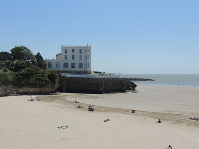 Sunny and spacious apartment with parking, Royan center