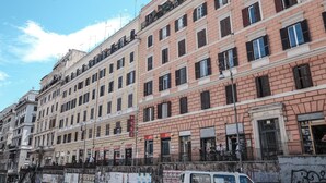 A row of multi-story buildings with uniform architectural style, featuring balconies and large windows. - Casa Linda (Roma)