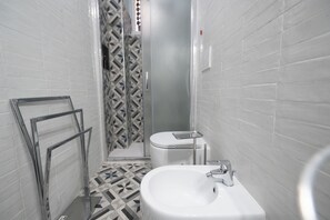 Shower, hair dryer, bidet, towels - Casa Linda (Roma)