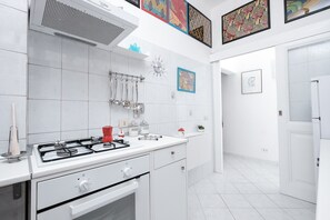 Køleskab, mikrobølgeovn, ovn, kogeplade
