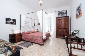 1 habitación, tabla de planchar con plancha, wifi gratis y ropa de cama