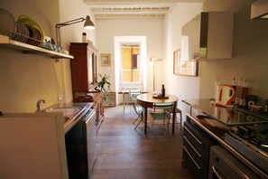 Geladeira, fogão, cooktop, lava-louças